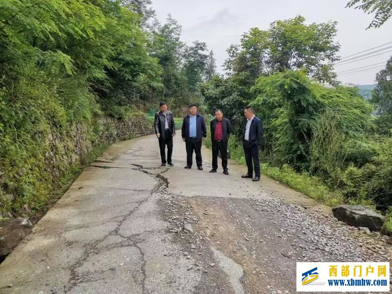 铜仁市委政研室邓仕雄率队赴市乡村振兴联系点开展政策宣讲帮扶工作(图2) 2.jpg