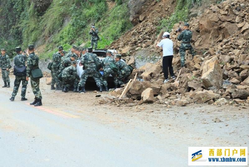 武警四川省总队雅安支队在雅安市宝兴县穆坪镇展开救援(图2) 武警四川省总队雅安支队在雅安市宝兴县穆坪镇展开救援(图2)