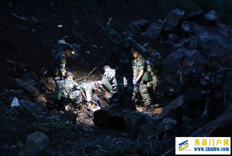 武警四川省总队雅安支队在雅安市宝兴县穆坪镇展开救援(图3) 武警四川省总队雅安支队在雅安市宝兴县穆坪镇展开救援(图3)