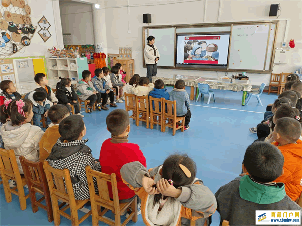 刀坝镇中心幼儿园“学习雷锋精神”活动(图1) 图片10.png