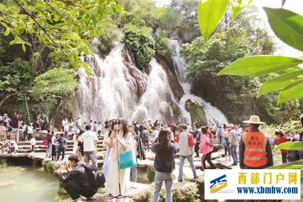 贵州各地文化场馆人气爆棚游客如潮(图1) 贵州各地文化场馆人气爆棚游客如潮(图1)