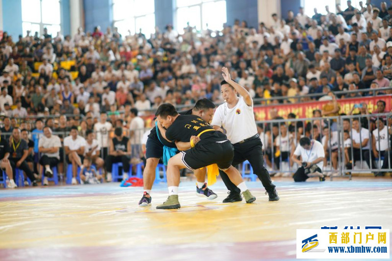 第七届小凉山火把节在乐山马边县举行(图1) 第七届小凉山火把节在乐山马边县举行(图1)