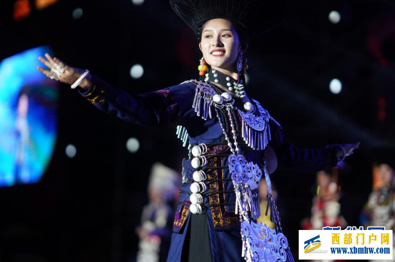 第七届小凉山火把节在乐山马边县举行(图2) 第七届小凉山火把节在乐山马边县举行(图2)