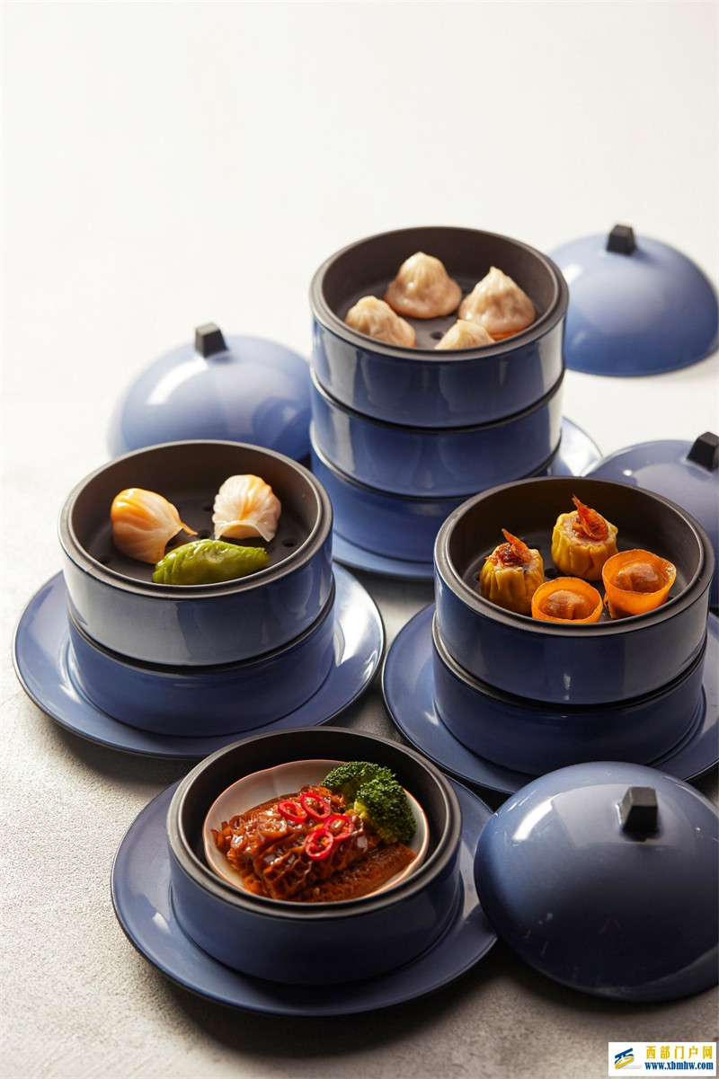 怎么度过美妙放松日?来拓高乐成都!(图1) 桌子上的碗里有许多食物 描述已自动生成