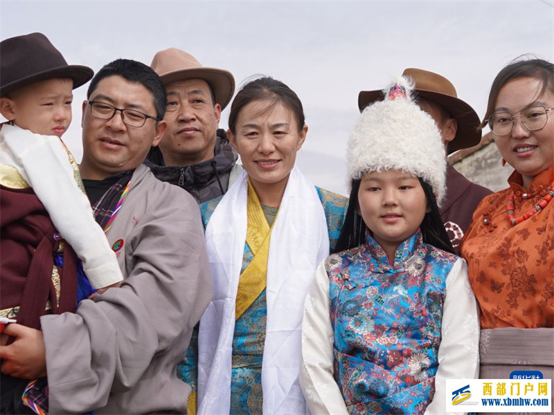 泪水下的荣光——切阳什姐载誉归乡记(图1) 泪水下的荣光——切阳什姐载誉归乡记(图1)