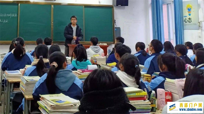 李容:用心灵点亮知识的灯塔(图2) 李容:用心灵点亮知识的灯塔(图2)