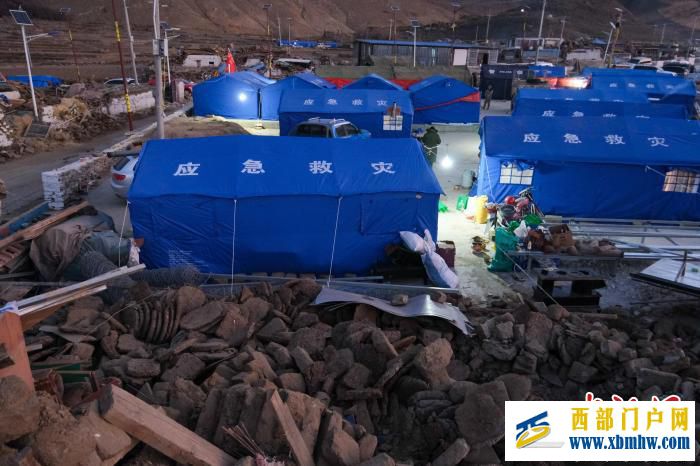 西藏定日震后首个清晨：热气腾腾的帐中孩童安睡(图2)