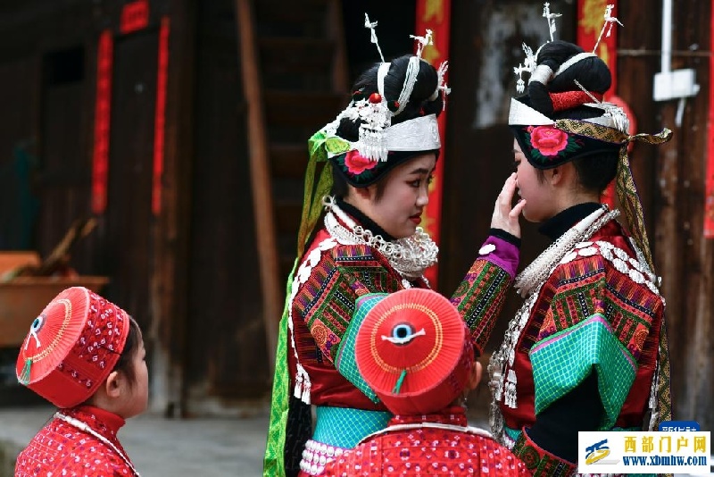 两对苗族双胞胎姐妹共赴“甘囊香”(图4) 两对苗族双胞胎姐妹共赴“甘囊香”(图4)