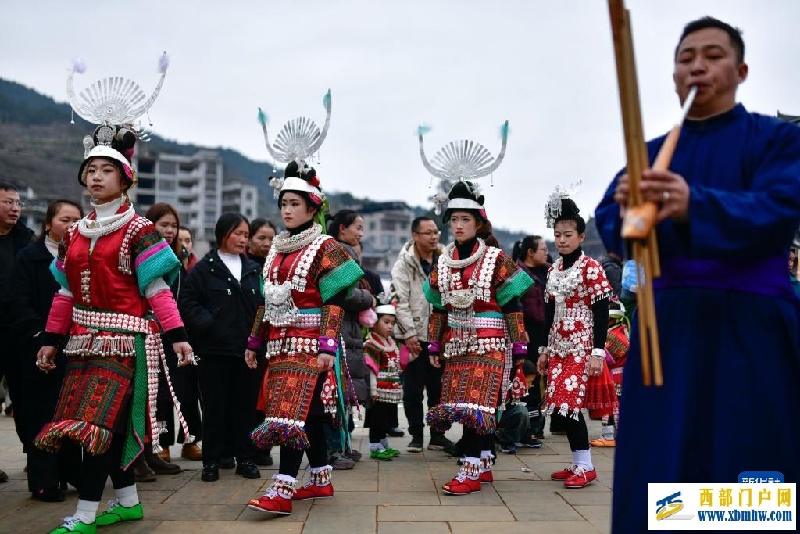 两对苗族双胞胎姐妹共赴“甘囊香”(图7) 两对苗族双胞胎姐妹共赴“甘囊香”(图7)