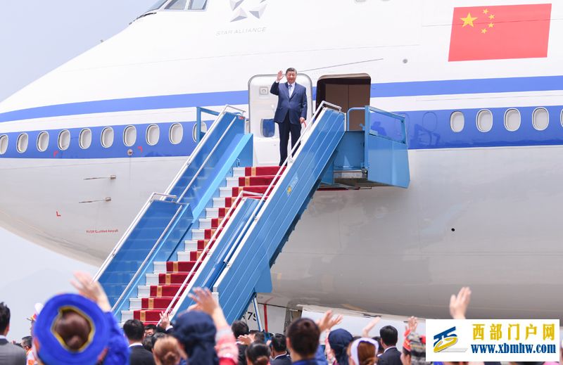 习近平抵达河内对越南进行国事访问(图1) 习近平抵达河内对越南进行国事访问(图1)