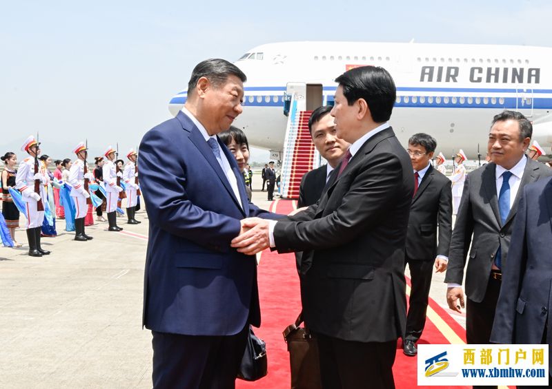 习近平抵达河内对越南进行国事访问(图2) 习近平抵达河内对越南进行国事访问(图2)