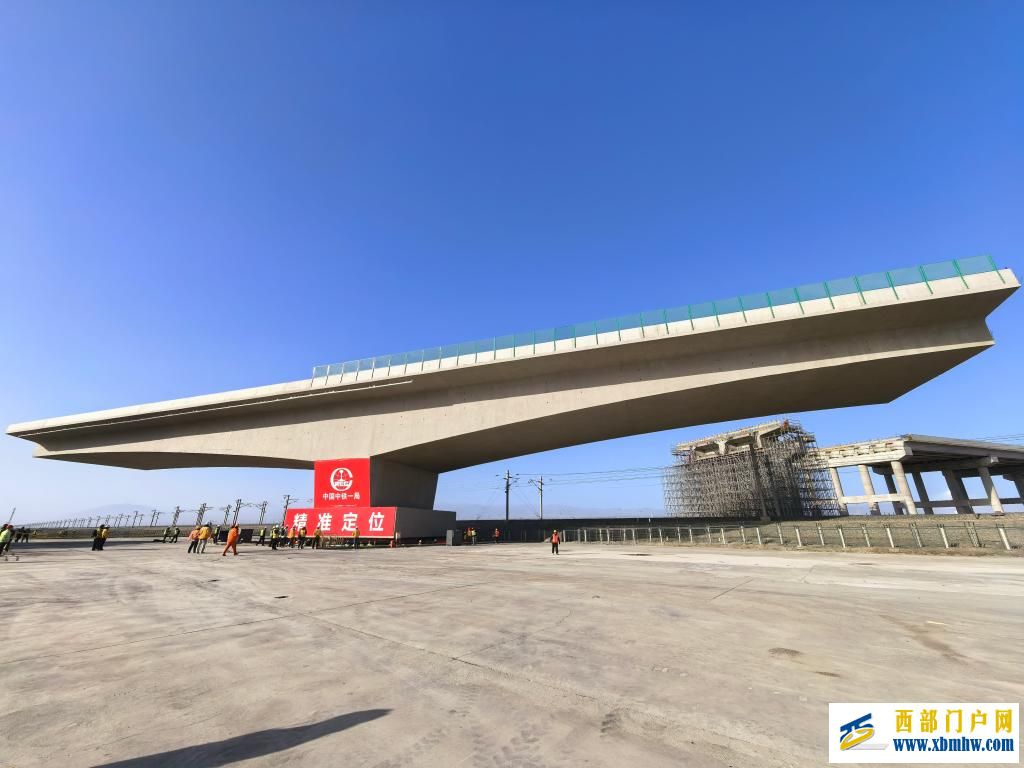 两万吨“巨无霸”凌空“转身” 新疆百里风区上演“空中芭蕾”(图1) 两万吨“巨无霸”凌空“转身” 新疆百里风区上演“空中芭蕾”(图1)