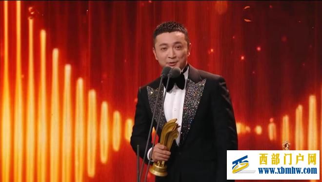 尼格买提拿下“金声奖”，感恩24年前职业启蒙人，何炅有点不自信(图3)